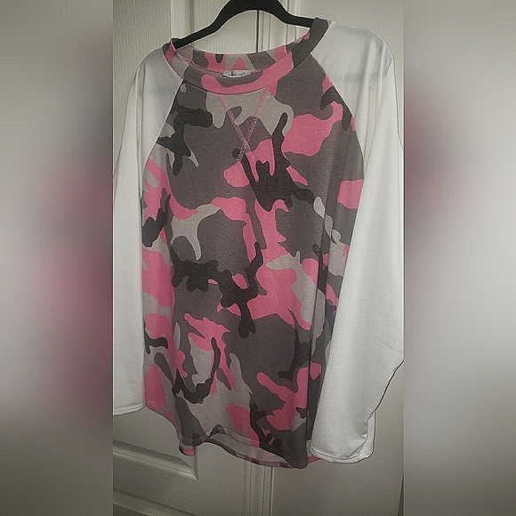 White Birch (NWOT) Pink/Grey Camo Lightweight Sweatshirt 2X - Picture 1 of 7